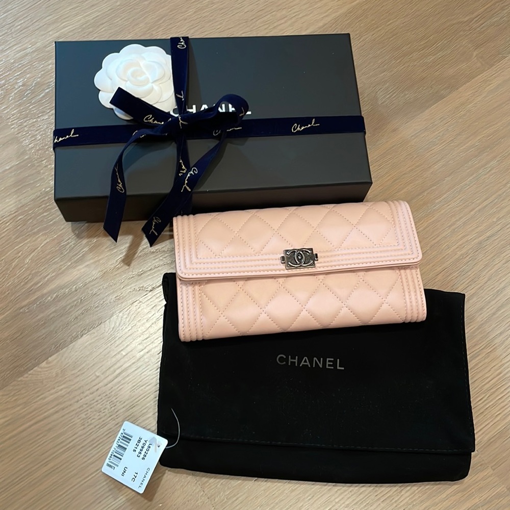 AUTHENTIC CHANEL Light Pink Long Flap Wallet - From 17C Style A80286Y09953 3B215